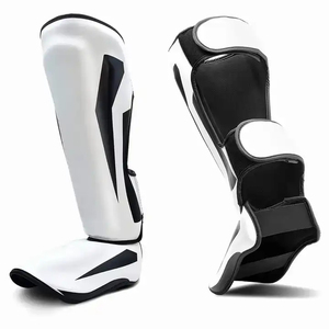 Protège-tibias de football blancs avec accents noirs pour la protection sportive des adultes, en nylon et cuir, légers, fermeture auto-agrippante - Product Image 1