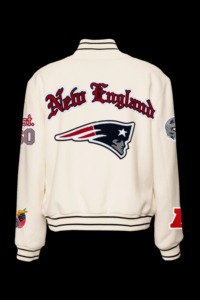 Veste varsity en cuir New England Patriots Old English, écologique, coupe-vent, streetwear, blanche - Product Image 2