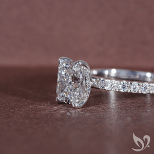 Anillo con Halo Oculto de Diamante Cultivado en Laboratorio con Corte Cojín Alargado de 2CT, Certificado por IGI |   Anillo de Oro Sólido de 10k con Acentos Solitarios - Product Image 3