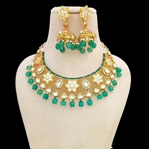 Ensemble de bijoux de mariée indiens RAY FINE ORNATES en laiton plaqué or vintage avec pierres roses rubis pour les occasions de mariage - Product Image 3