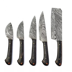 Ensemble de chef de cuisine en acier damas fait à la main couteau en acier au carbone personnalisé de haute qualité avec gaine métallique pour la coupe - Product Image 1