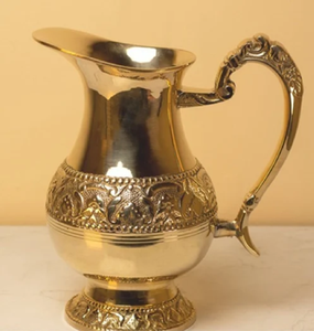 Carafe en cuivre martelé de style vintage, charmante, avec une base large et évasée classique. Style antique disponible à prix de gros. - Product Image 2