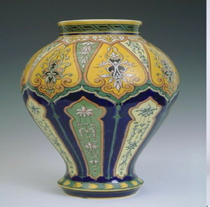 Paire de vases élégants en céramique blanche avec colliers roses et de magnifiques peintures de roses, disponibles à prix de gros. - Product Image 6