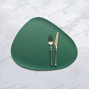 Napperon élégant en similicuir PU, nettoyable, pour événements festifs et maisons, set de table triangulaire tendance pour tables à café et à dîner - Product Image 2