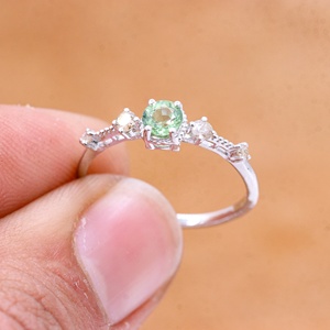 Anillo de Compromiso de Plata de Ley 925 con Zafiro Verde Redondo Natural |   Joyería Fina Hecha a Mano con Detalles de Diamantes, Regalo para Mujer - Product Image 1