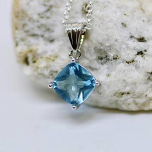 Pendentif Topaze Bleu Ciel Fait Main en Argent Sterling, Pierre de Naissance de Décembre, Bijou avec Chaîne de 18 Pouces, Cadeau - Product Image 4