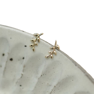 Boucles d'oreilles tendance en forme de petite feuille, serties de zircon, pour femmes et filles, en argent sterling 925 plaqué or, géométriques, cadeau de fête - Product Image 1