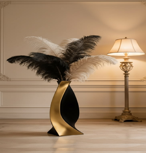 Vases de sol hauts en laiton de luxe avec un motif quadrillé en relief. Ensemble de décoration d'intérieur doré moderne. Disponible à prix de gros. - Product Image 4