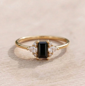 Bague de luxe plaquée or 14 carats avec diamant de laboratoire VVS1 taille baguette et trois pierres d'appoint, idéale pour la vente en gros, les mariages, les fiançailles et comme cadeau de bijouterie. - Product Image 5