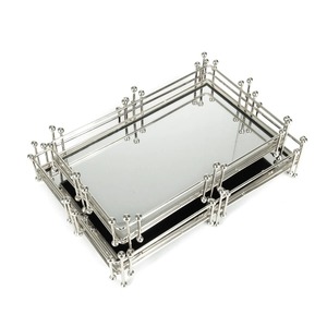 Bandeja de Almacenamiento Rectangular con Espejo y Marco Metálico, Diseño Moderno para Uso en Mesa - Product Image 3