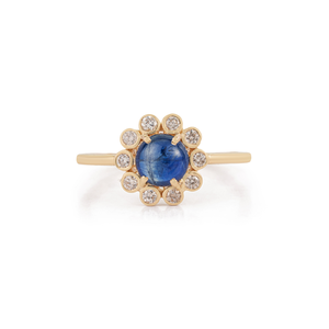 Hermoso Anillo de Oro Amarillo Puro de 14K con Zafiro Azul de Corte Cabujón Inspirado en Flores y Racimo de Diamantes, Proveedor de Joyería - Product Image 1