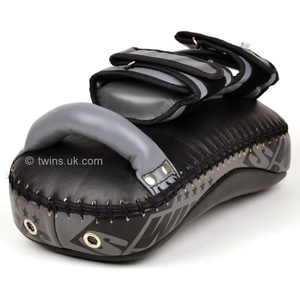 Twins Curved Kick Pads, Almohadillas de Protección de Cuero Negro/Gris para Entrenamiento, Hechas a Medida, para Boxeo y MMA Muay Thai - Product Image 4