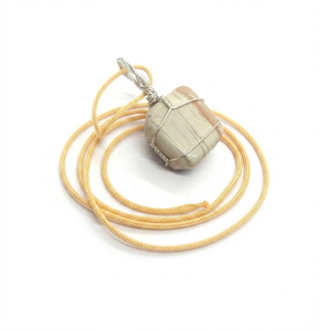 Pendentif en cristal de jaspe façonné, torsadé et gravé, tendance mode, provenant du Gujarat - Idéal pour la Fête des Mères et les occasions professionnelles - Product Image 1