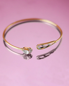 Brazalete Arista Curve, Elegante Brazalete Curvo de Diseño, con un Moderno y Elegante Accesorio de Joyería de Moda Premium para Bodas - Product Image 2