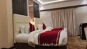 Manta Decorativa de Jacquard Marrón con Diseño Geométrico, 100% Algodón Ecológico, para Todas las Estaciones, Ideal para Hogar y Hotel - Product Image 2