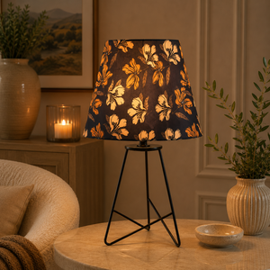 Lámpara de Mesa Metálica Botanical Bloom con Pantalla de Tela Floral Hecha a Mano, Acabado en Latón Antiguo, Iluminación Decorativa Acogedora - Product Image 4