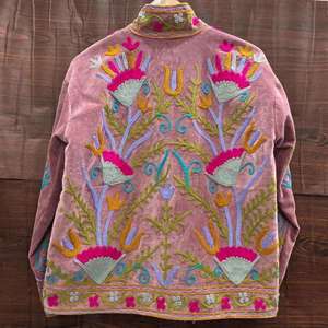 Veste Suzani en velours rose brodée à la main avec col montant, motif floral bohème, manches longues, vêtements d'extérieur pour femmes, printemps - Product Image 5