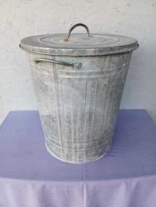 <b>Large</b> galvanized steel waste <b>bin</b> in a rustic, industrial style, with a lid, decorative. - Product Image 4
