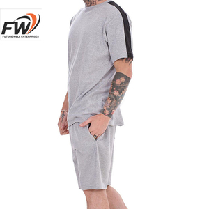 Conjunto casual de camiseta y pantalones cortos para hombre, de manga corta, cuello redondo, en varios colores y tallas. - Product Image 3