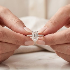 Bague de fiançailles en diamant de laboratoire taille émeraude certifié IGI 2,50 carats, or massif 14 carats, bague de mariage sur mesure par Fine Jewels - Product Image 5