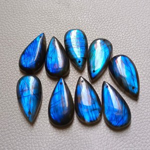 Cabujón de Labradorita Natural en Forma de Pera con Destello Azul, Gema Suelta Perforada con Reverso Plano Calibrado, Suministro para Fabricación de Joyería al por Mayor - Product Image 1