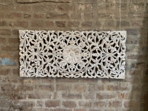 Grande décoration murale en bois massif blanc vieilli, sculptée à la main avec motifs floraux et paysagers, pour l'arrière des canapés-lits et le salon - Product Image 2