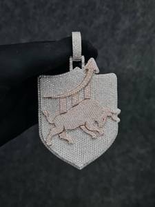 Pendentif Bouclier en Argent 925 avec Moissanite, Breloque Tête de Taureau Micro-Sertie et Flèche Ascendante, Bijou Tendance pour Soirée - Product Image 1
