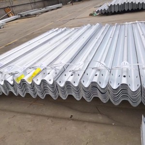 Aanpasbare Gegalvaniseerde Snelweg Vangrails Anti-Botsing Verkeer Versterkte Leuningen Leuningen Gespoten Gecoate Duurzaamheid - Product Image 4