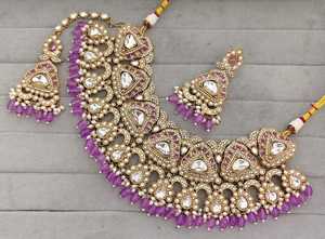 Ensemble de bijoux de mariée traditionnel indien plaqué or antique avec perles de pierres précieuses violettes lavande, collier ras du cou et boucles d'oreilles pour mariage - Product Image 4