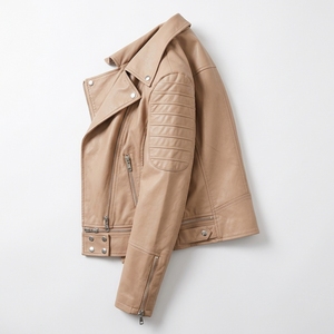 Veste en cuir véritable de style moderne pour femmes avec détails matelassés aux épaules, doublure lisse et fermeture éclair - Product Image 4