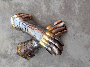 Gants de chevalier médiéval en acier plaqué or, style antique, armure coulée - Product Image 2