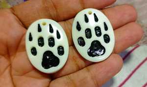 Pièces de patte d'ours en os sculptées à la main, présentant un artisanat détaillé et une caractéristique naturelle, idéales pour la fabrication de bijoux. - Product Image 5