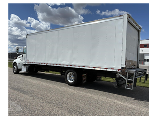 Camión de Caja Seca Peterbilt 337 de 2018, Listo para Exportación - Caja de 24 pies - Techo Translúcido - Para Mudanzas, Entregas, Transporte y Jardinería - Product Image 2