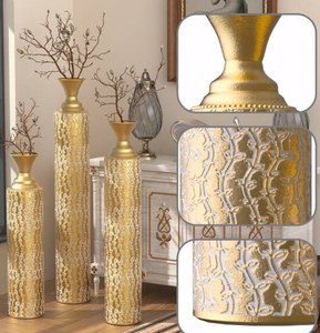 Accesorios modernos de decoración para el hogar y el hotel a precio mayorista Florero alto de metal con acabado dorado de diseño martillado - Product Image 5