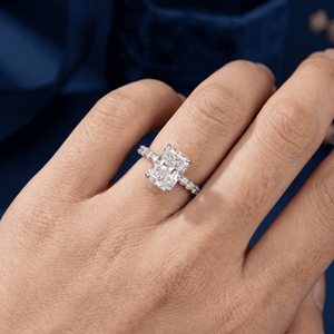 Anillo de compromiso solitario con diamante radiante cultivado en laboratorio, banda de eternidad de oro blanco, anillo nupcial, joyería fina de lujo, regalo para mujer - Product Image 1