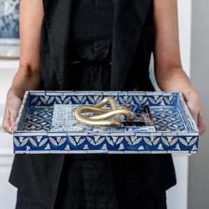 Bandeja de nácar con patrón geométrico azul artístico, bandeja rectangular de madera para servir, para uso diario y decoración de comedor. - Product Image 3