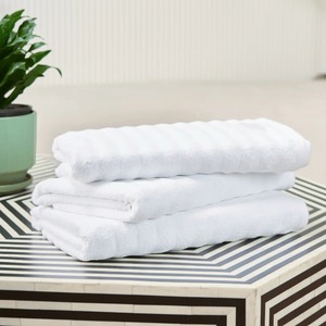 Serviette de toilette en coton pur 550 GSM, la plus vendue, blanche, en tissu éponge, douce et absorbante, idéale pour hôtel, complexe hôtelier, spa, salon - Product Image 3