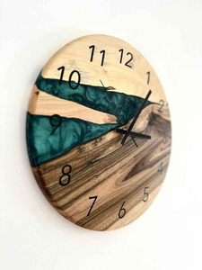 Horloge murale artistique en résine et bois, fabriquée à la main pour un attrait visuel unique et une fonctionnalité précise et fluide pour les intérieurs - Product Image 2