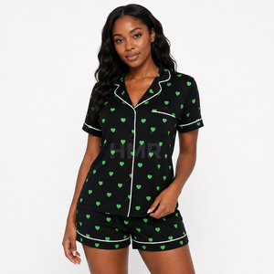 Ensemble de pyjama à manches courtes avec imprimé cœur noir et vert, logo personnalisé de la sororité HMR Sisterhood, bordure blanche, boutons sur le devant - Product Image 1