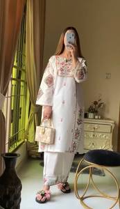 Conjunto de Fiesta para Boda India: Top de Seda Chinon Pura con Bordado Pesado y Hermoso, y Pantalón Palazzo con Cintura Elástica - Product Image 2