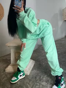 Conjunto de Sudadera Corta con Cremallera y Pantalones Ajustados, Ropa Deportiva Personalizada de Estilo Urbano Vintage para Mujer - Product Image 4