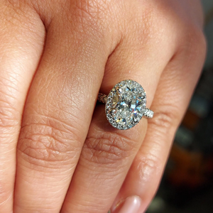 Bague de fiançailles en platine avec diamant ovale, halo et bande pavée, diamants naturels certifiés GIA couleur D, pierre classique pour femme - Product Image 5