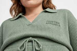 Conjunto de manga corta de punto acanalado para mujer, top con cuello vuelto y pantalones cortos con cordón - Product Image 4