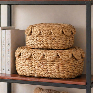 Panier multifonction en jacinthe d'eau tressée avec couvercle, lot de 2 boîtes de rangement festonnées en provenance du Vietnam - Product Image 3
