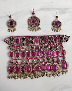 Ensemble collier et boucles d'oreilles authentiques du peuple Kuchi afghan, orné d'un travail d'émail rose vibrant et de pièces de monnaie vintage en argent. - Product Image 5