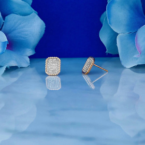 Boucles d'oreilles clous en or jaune avec diamants de laboratoire pavés en forme de coussin - Product Image 5