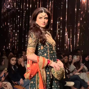 Robe Anarkali pakistanaise haut de gamme, longue et superposée, rose pêche pastel doux, avec des broderies évasées richement ornées de Kora argenté complexe - Product Image 1