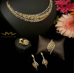 Collier classique en or avec des accents de rubis et des breloques élégantes en perles. Disponible aux prix de gros. - Product Image 3