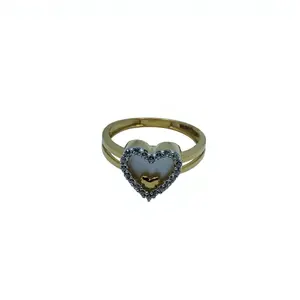 Exquisito Anillo de Corazón de Oro de 22K para Mujer con un Brillante Halo de Circonitas y un Detalle de Corazón en Miniatura - Product Image 3