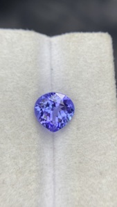 Pierre naturelle certifiée Tanzanite Zoisite naturelle taille cœur 8 MM avec excellente couleur et lustre, 1,93 carat, nette à la loupe - Product Image 5